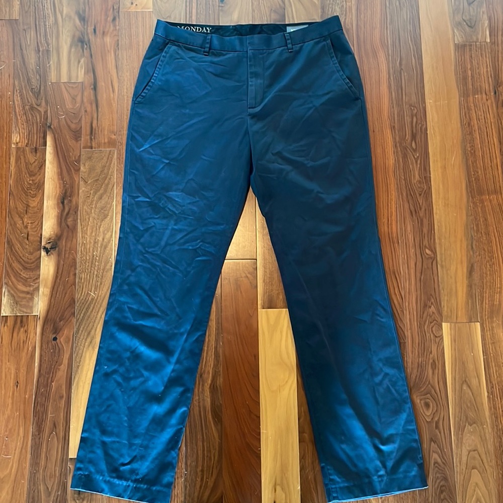 Navy Bonobos chinos. 36”x34”. EUC. Flat front straight leg